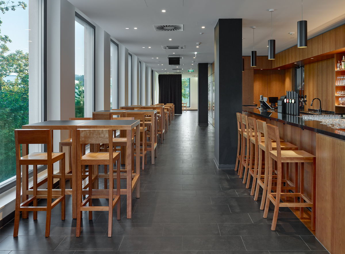 Restaurant "Mathis Kitchen" in Gallneukirchen, aus der Max Dudler Serie Stühle und Tische, Foto : Stefan Müller Fotografie, 2020